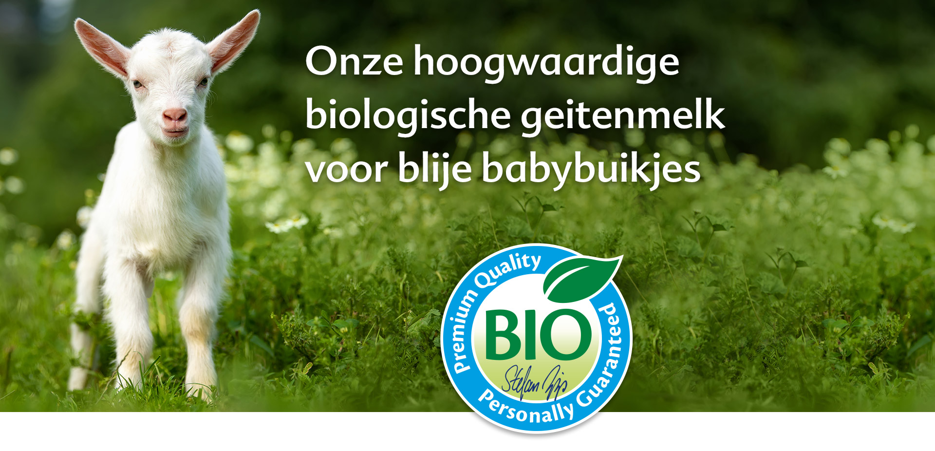 Een witte geit staat in een groen veld met een blauw-wit biokwaliteitszegel op de voorgrond.