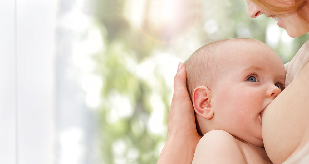 Een moeder geeft haar baby borstvoeding.