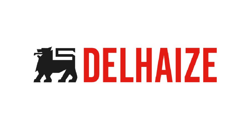 Silhouette noire d'un lion sur ses pattes arrière, à gauche du mot "DELHAIZE" en lettres rouges grasses.