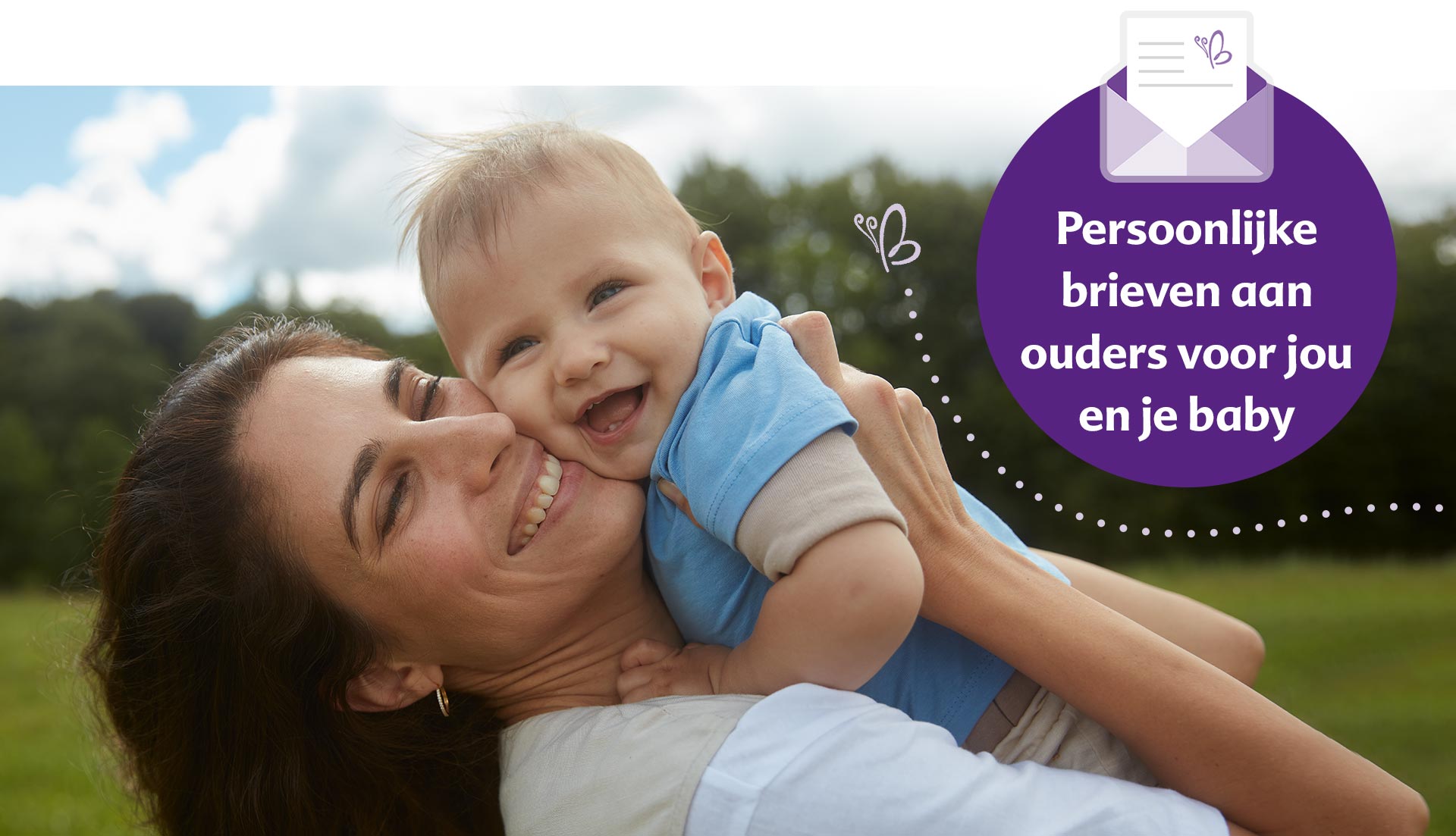Een vrouw houdt liefdevol een baby vast in de buitenlucht.